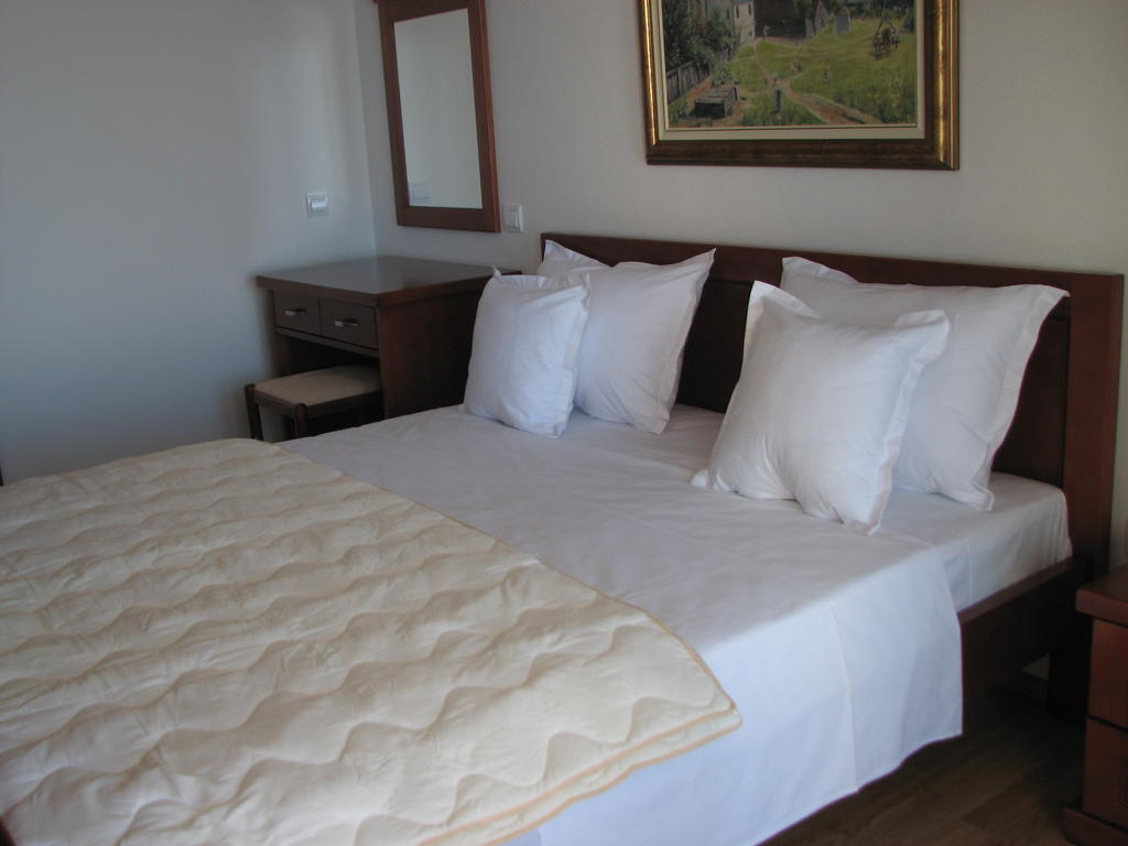 Apartments Leut Ilha Sveti Stefan Quarto foto